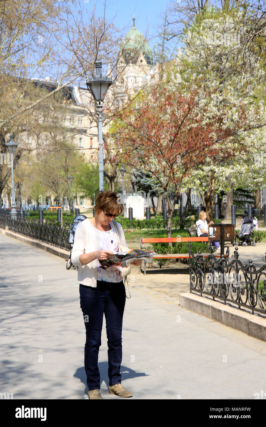 Frau/Dame lesen Ein Reiseführer Buch, während die Besichtigung der ungarischen Hauptstadt Budapest Ungarn im Frühling Stockfoto