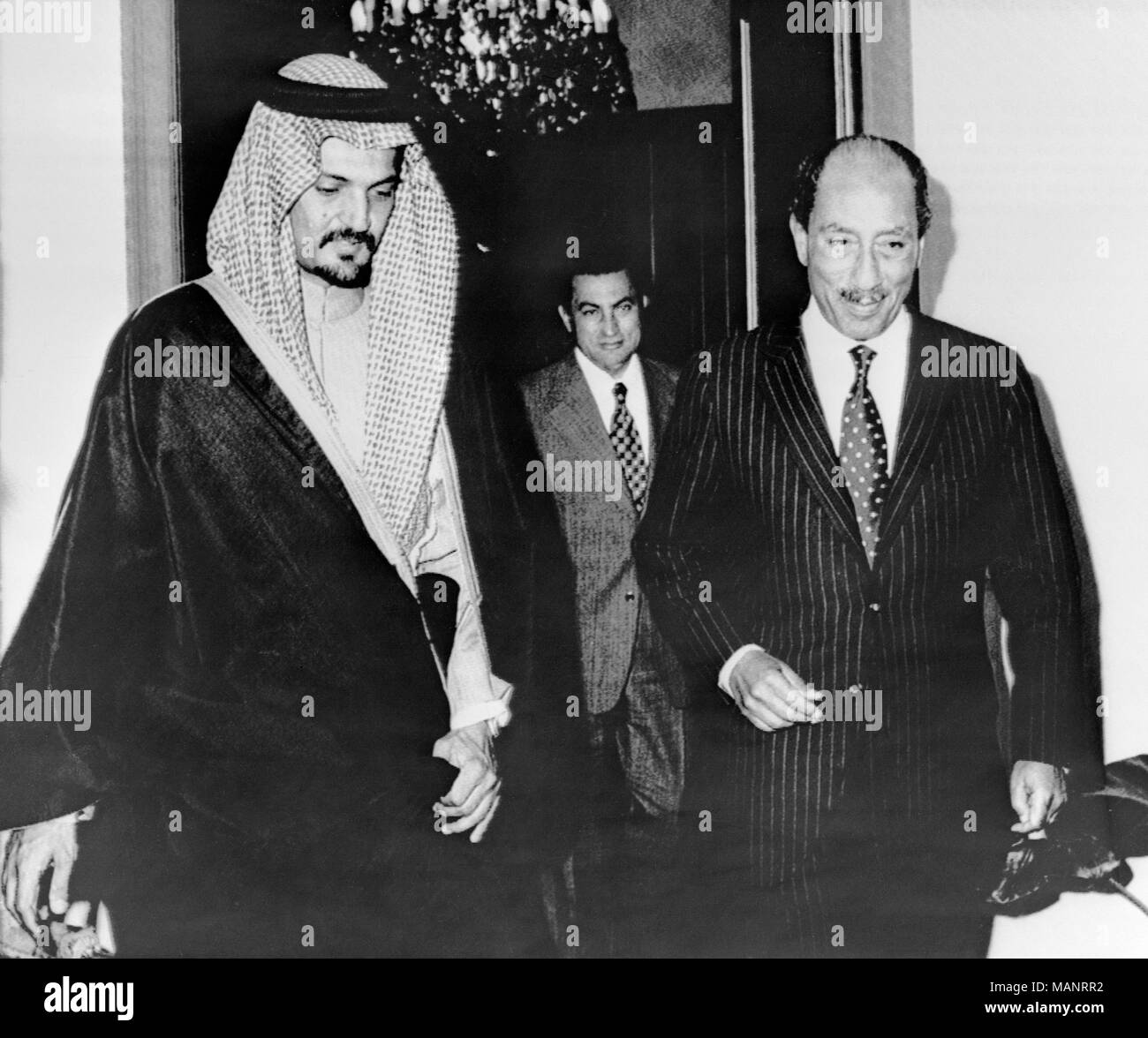 5. Februar 1977. Kairo, Ägypten. Prinz Saud Al Faisal, saudischer Außenminister trifft Präsident Anwar Sadat, Saudi finanzielle Hilfe nach Ägypten zu diskutieren. Hinter Ihnen ist Vice President Hosni Mabarek. Stockfoto