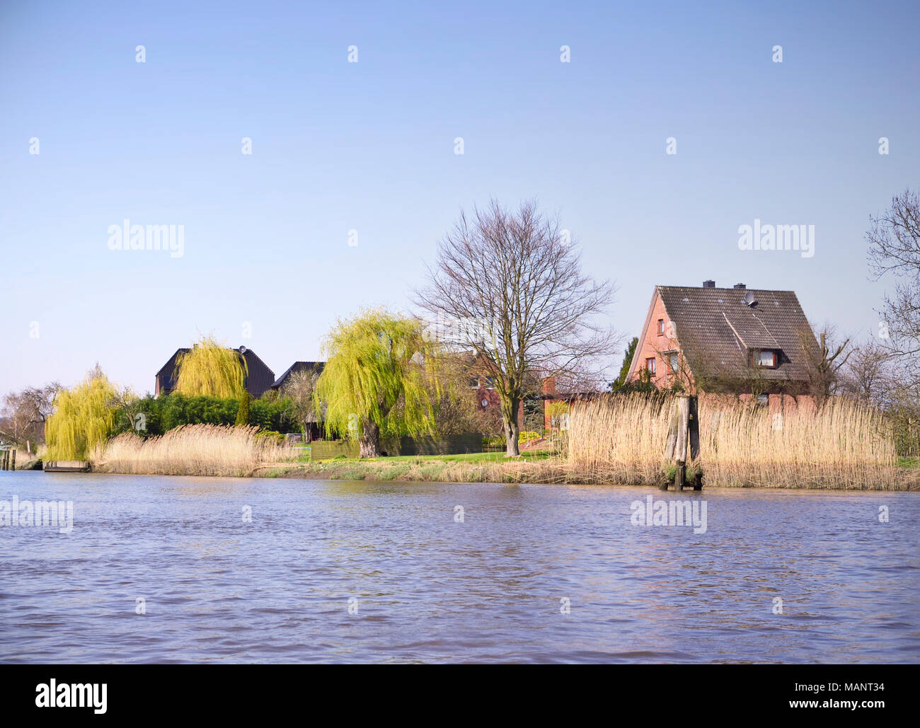 Idyllischen Fluss Szene mit alten Haus und blauer Himmel. Stockfoto