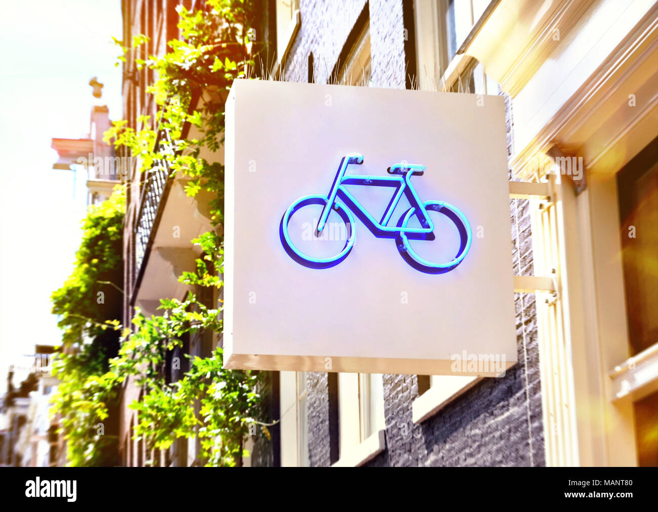 Fahrradverleih oder Fahrradverleih Store anmelden. Bike Symbol an einer Hausfassade, ein Fahrrad mieten. Stockfoto