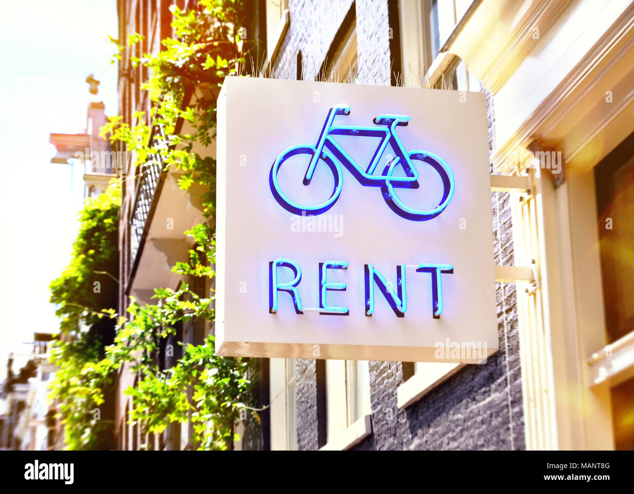 Fahrradverleih oder Fahrradverleih Store anmelden. Bike Symbol an einer Hausfassade, ein Fahrrad mieten. Stockfoto