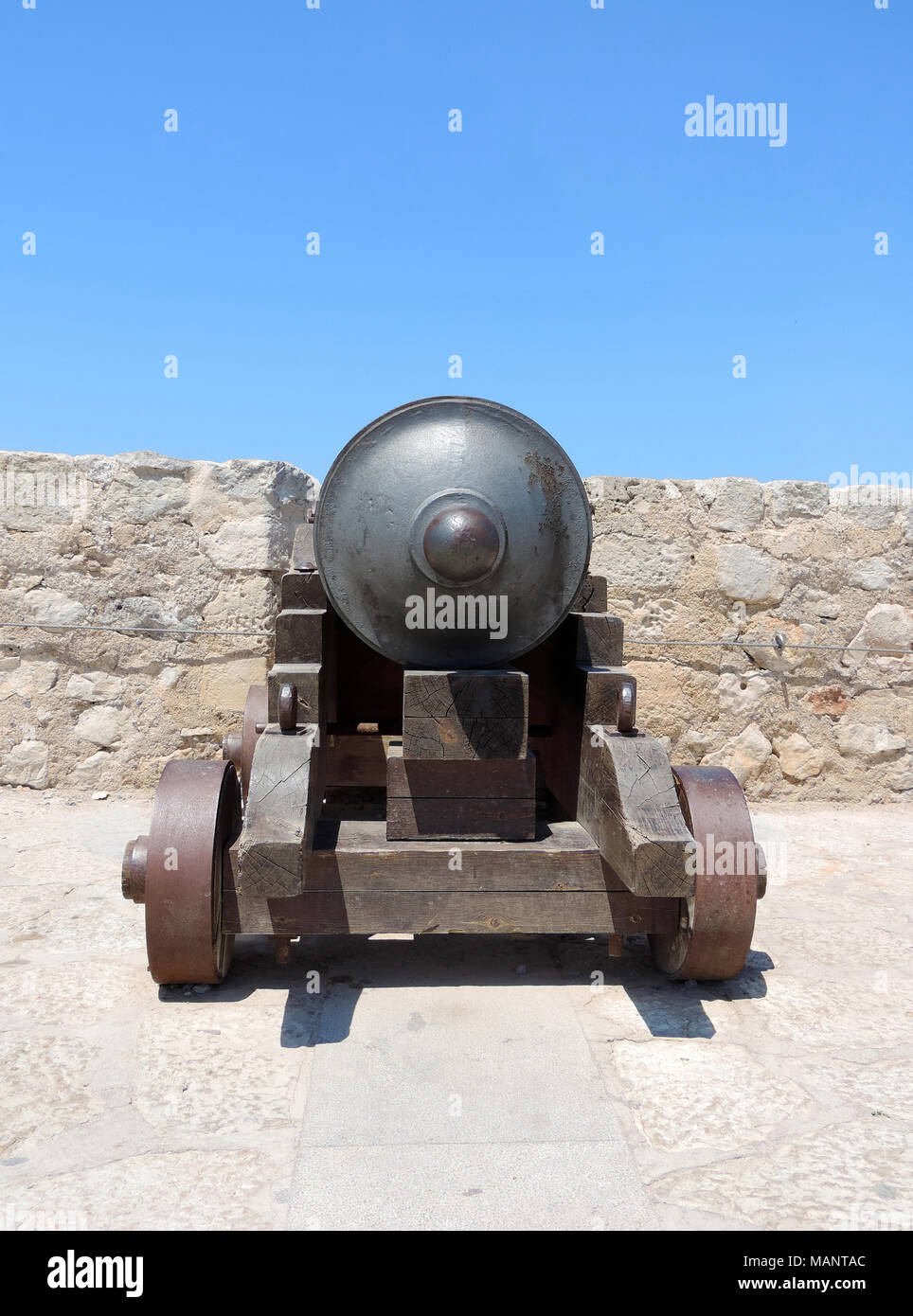 Alte Kanonen an der Anreicherung von Ibiza Stadt. Dalt Vila mit antiken Kanonen. Stockfoto