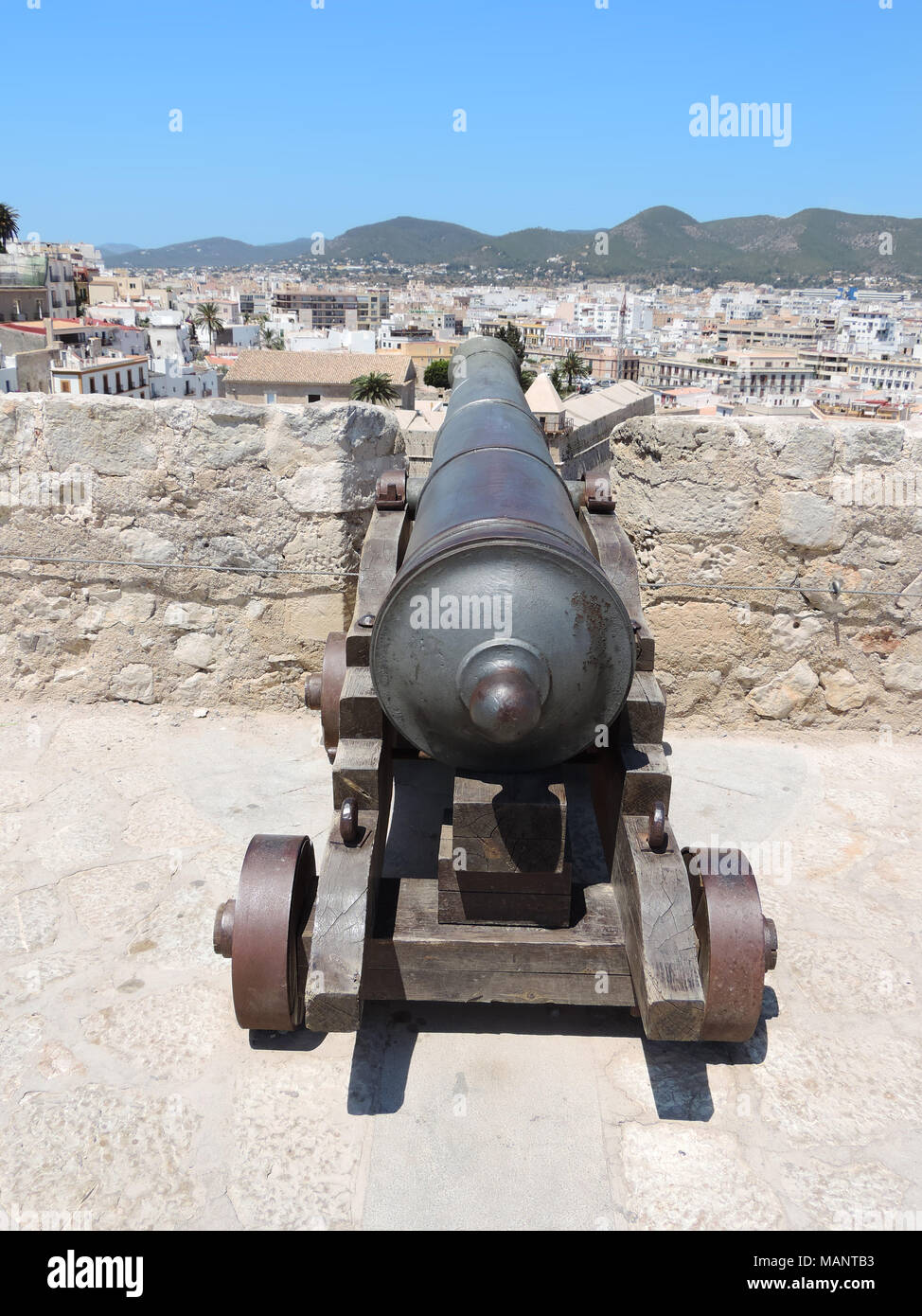 Alte Kanonen an der Anreicherung von Ibiza Stadt. Dalt Vila mit antiken Kanonen. Stockfoto