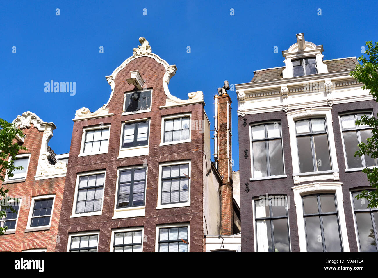Altes haus Fassade, den Niederlanden. Historische Gebäude Exterieur und strahlend blauer Himmel. Stockfoto