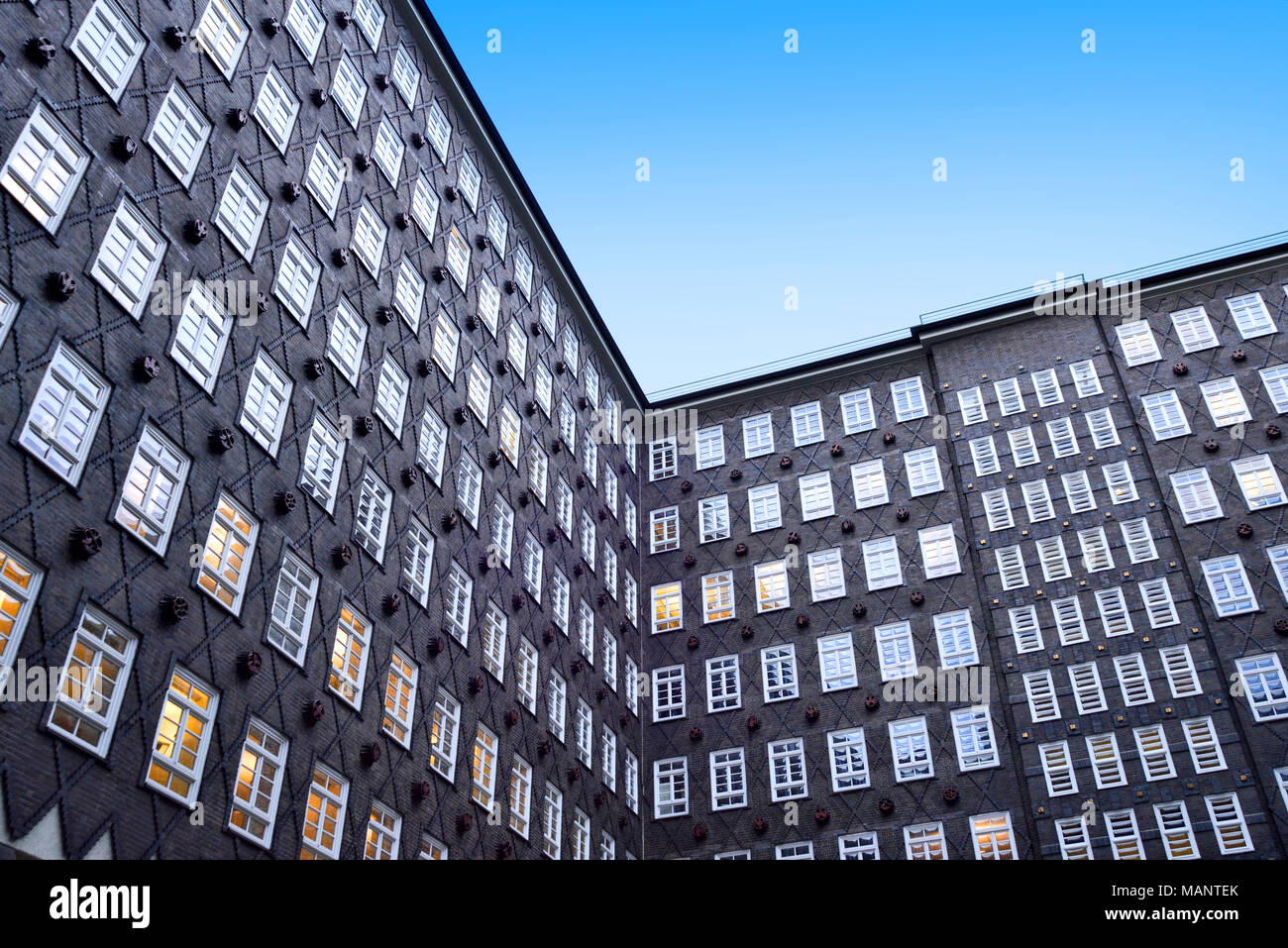 Alte Gebäude, Kontorhaus in Deutschland, Hamburg. Historische Hausfassade. Stockfoto