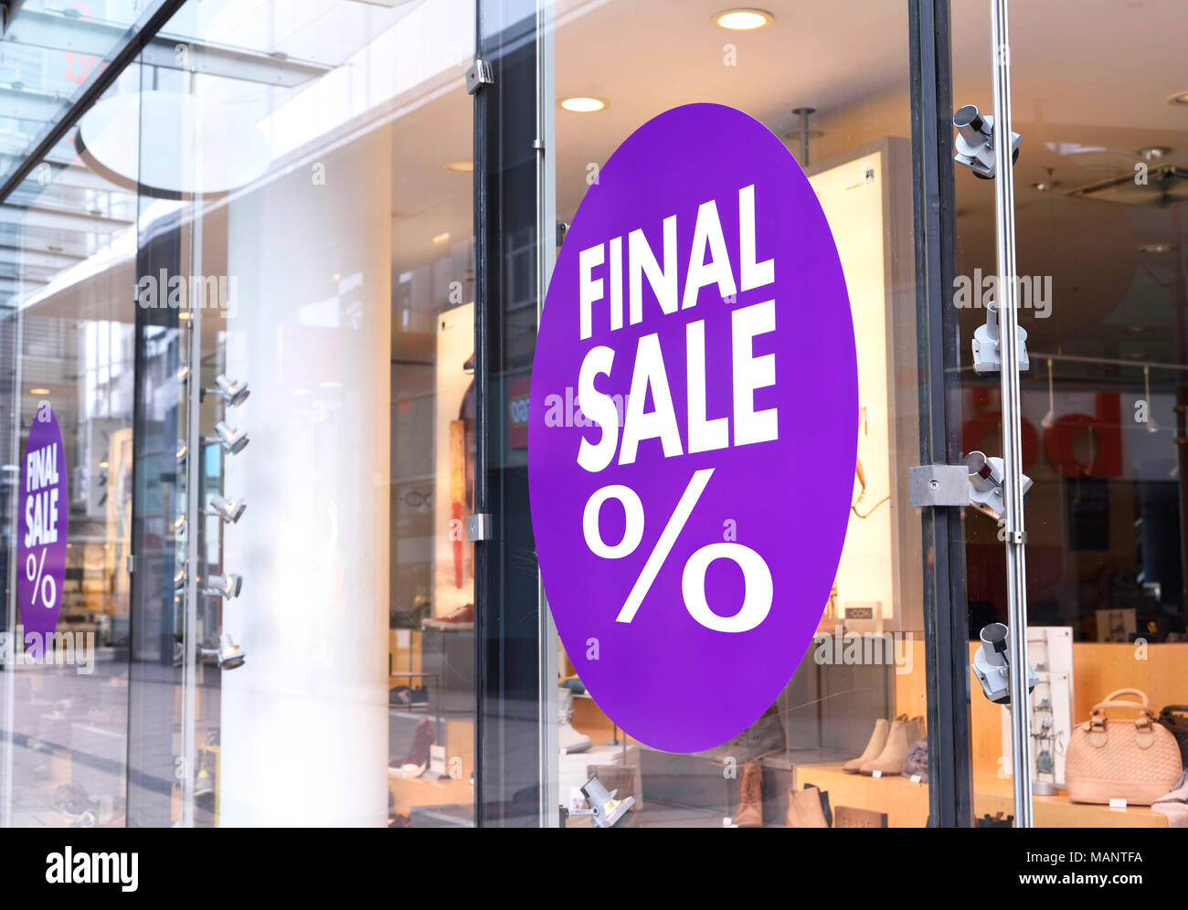 Endgültige Verkauf Zeichen an einem Fashion Store Fenster. Big Verkauf oder Winter Verkauf in einer Shopping Mall. Stockfoto