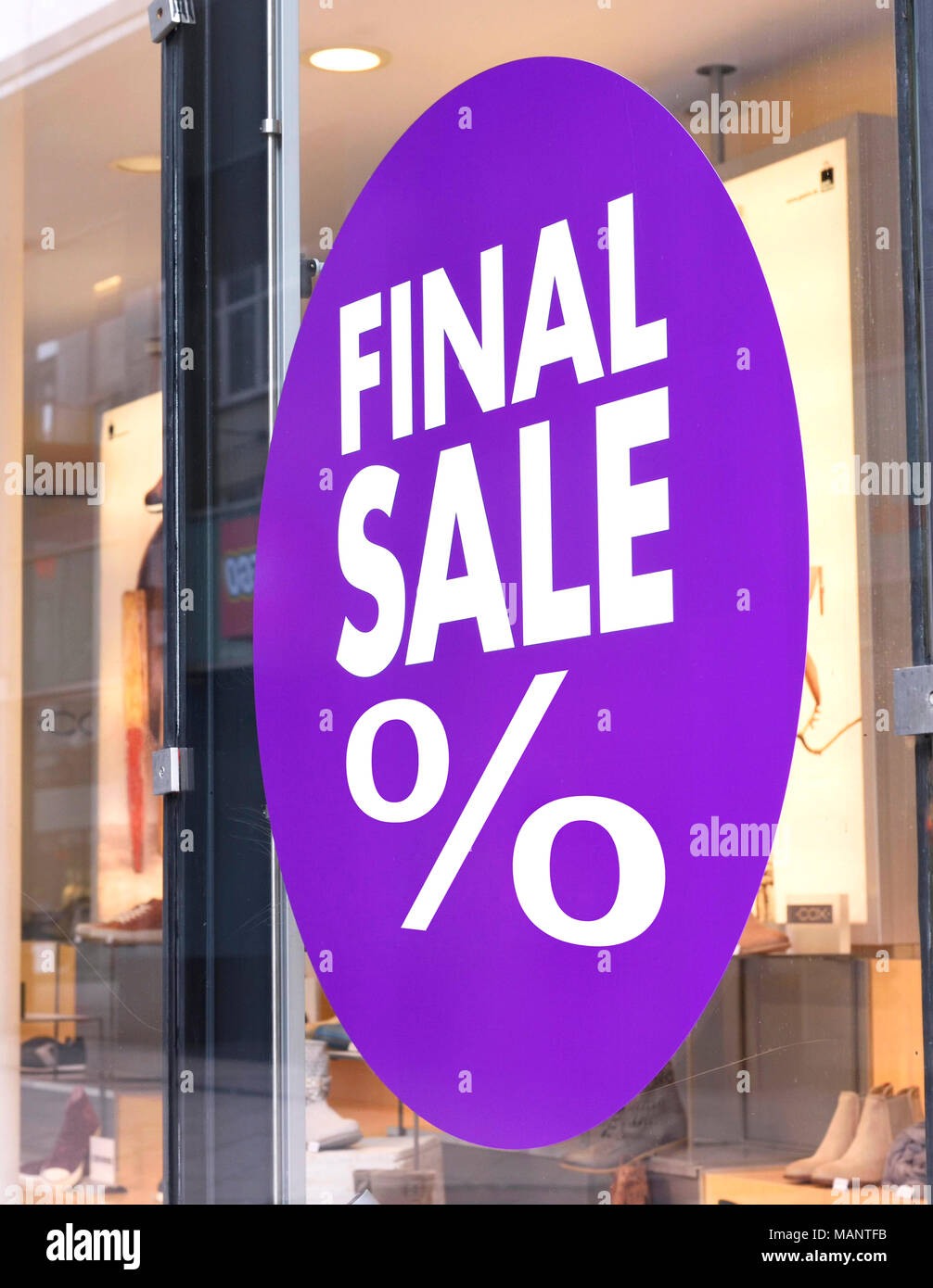 Endgültige Verkauf Zeichen an einem Fashion Store Fenster. Big Verkauf oder Winter Verkauf in einer Shopping Mall. Stockfoto