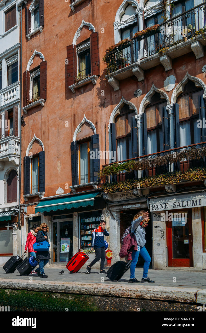 Gruppe der Touristen mit den Koffern in Venedig, Italien Stockfoto