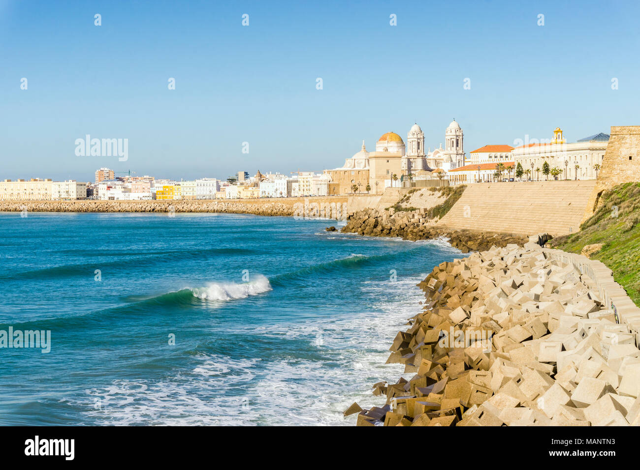 Wellen des Atlantiks auf der städtischen Ufer der Altstadt von Cadiz, Andalusien, Spanien brechen Stockfoto