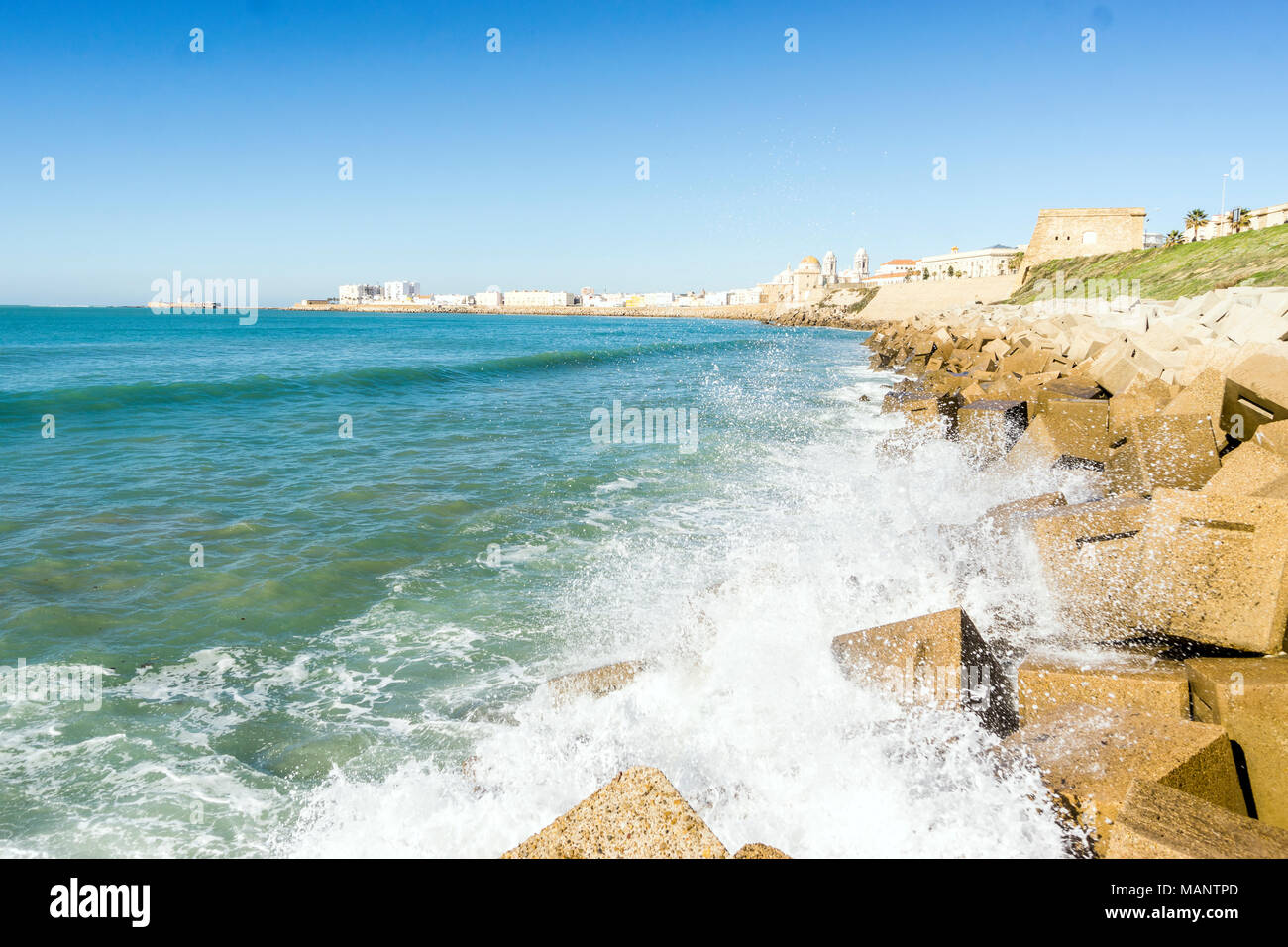 Wellen des Atlantiks auf der städtischen Ufer der Altstadt von Cadiz, Andalusien, Spanien brechen Stockfoto