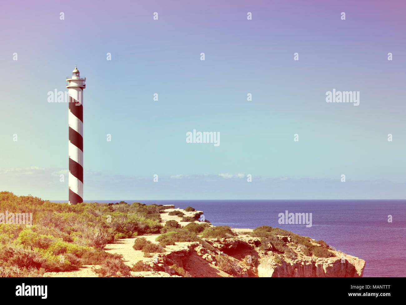 Rundumleuchte oder gestreifte Leuchtturm auf der Insel Ibiza. Schwarze und weiße Leuchtturm auf einer Klippe Küste oder die Küste. Stockfoto