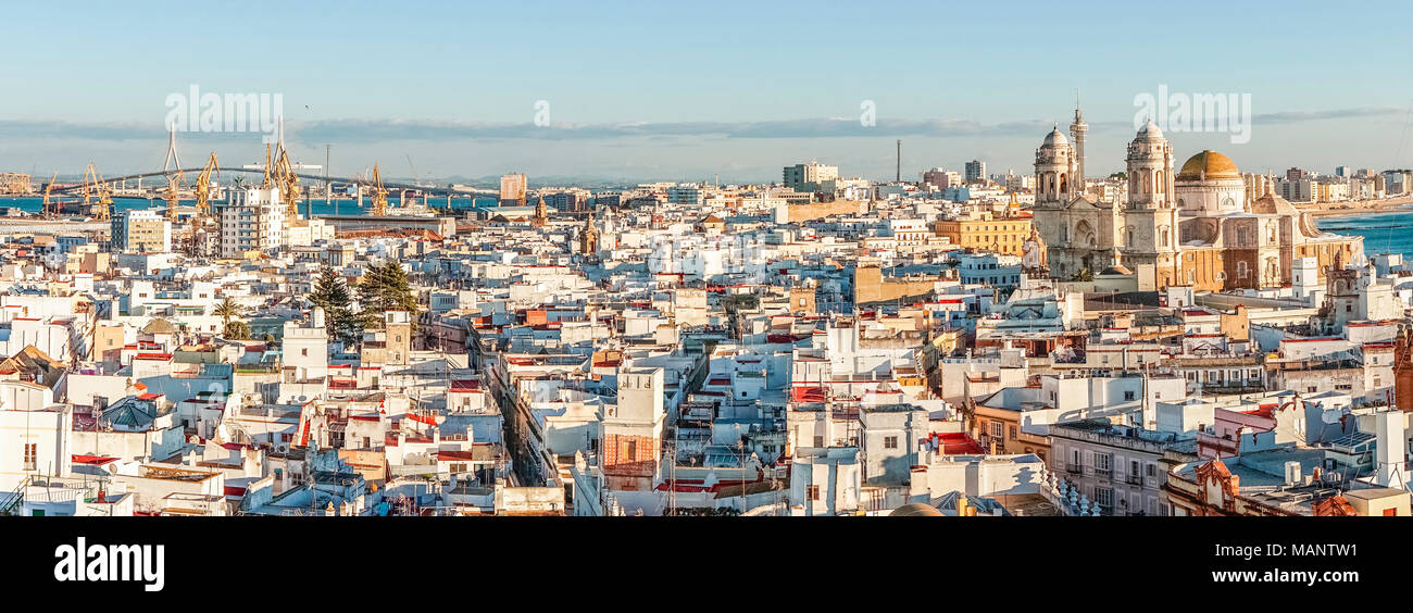 Stadtbild mit der berühmten Kathedrale von Cádiz, Cádiz, Andalusien, Spanien Stockfoto