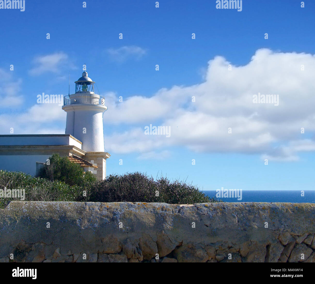 Rundumleuchte oder gestreifte Leuchtturm auf der Insel Ibiza. Schwarze und weiße Leuchtturm auf einer Klippe Küste oder die Küste. Stockfoto