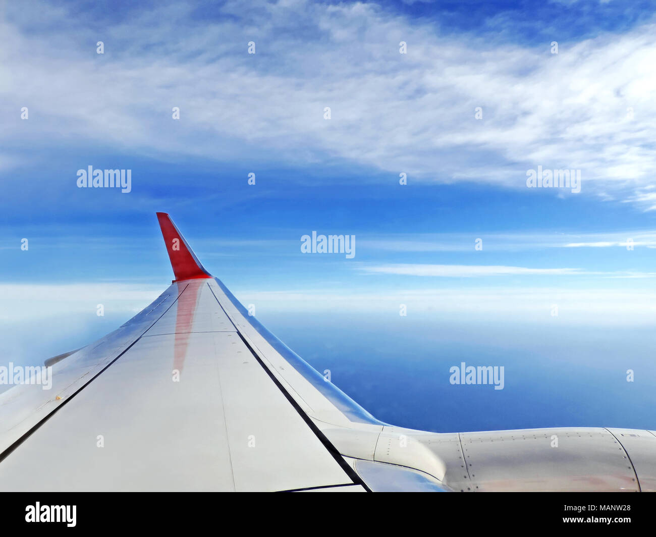 Flugzeug anzeigen, die mit dem Flugzeug anreisen. Blick nach draußen, ein Flugzeug Fenster zum Flugzeugflügel und blauen Himmel und Meer. Stockfoto