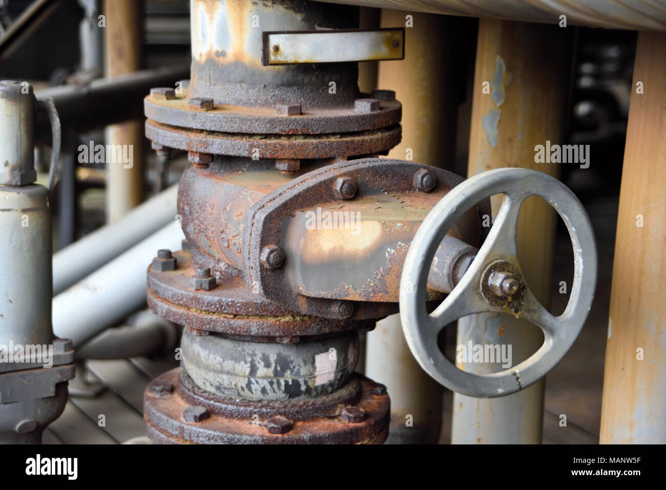 Alte Industrie Ventil und Leitungen. Rusty Steuerventil und Leitungen in einer verlassenen Fabrik. Stockfoto