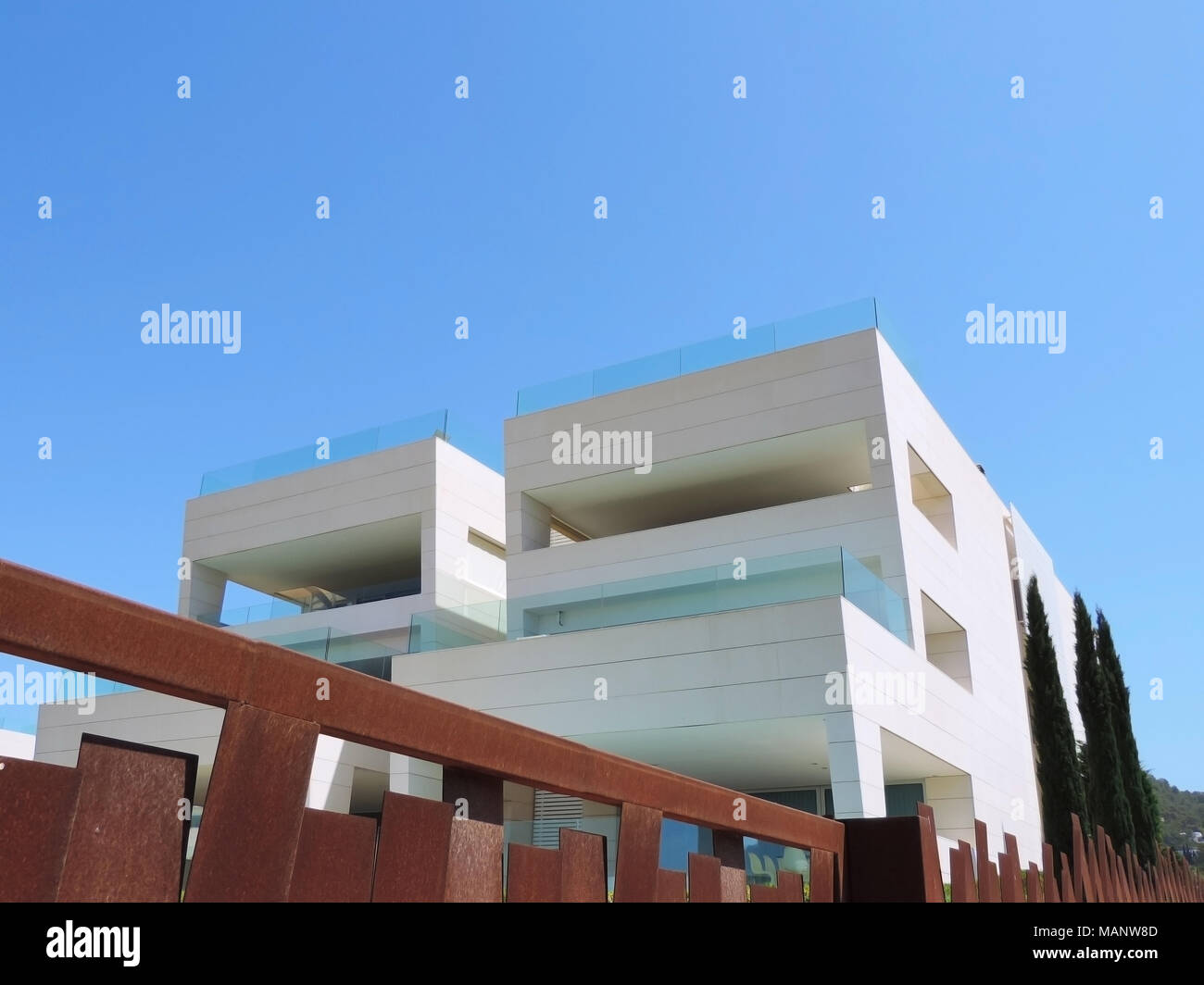 Modernes Haus oder Architektur. Luxury Home und blauer Himmel. Stockfoto