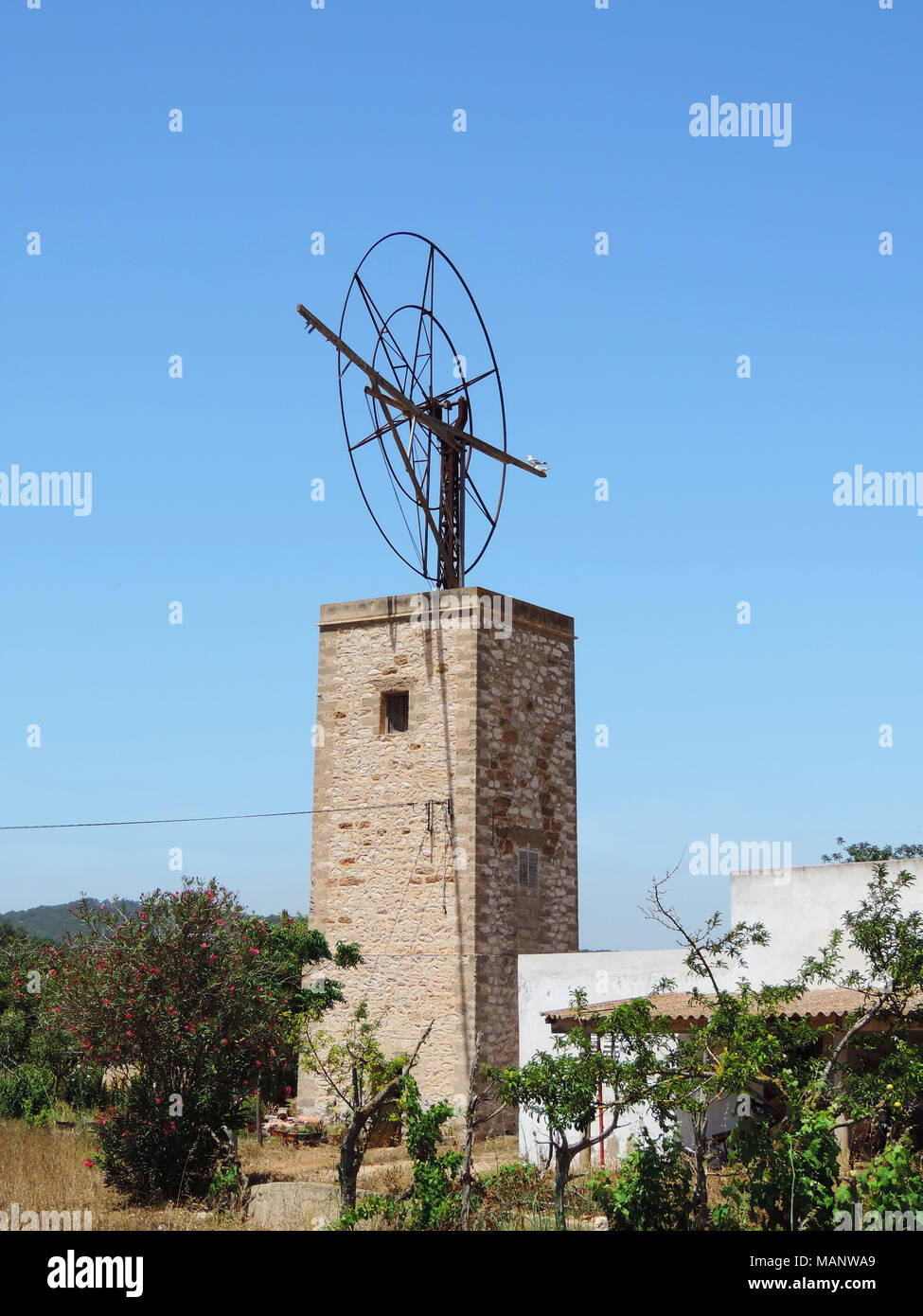 Alte spanische Windmühle und bus Himmel. Historische Windmühle auf der Insel Ibiza, Sommer Szene. Stockfoto