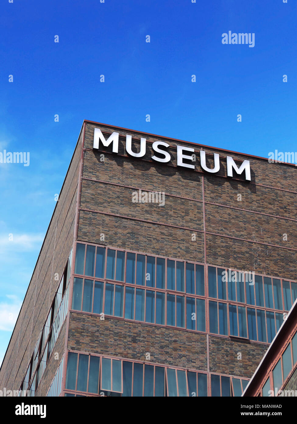 Gebäude von außen ein Museum Museum mit Text oder Buchstaben. Haus Fassade. Stockfoto