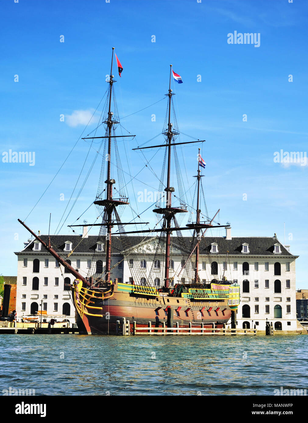 Piratenschiff oder Schiffs vor einem historischen Gebäude in Amsterdam. Sehenswürdigkeiten Attraktion, antiken Schiff. Stockfoto