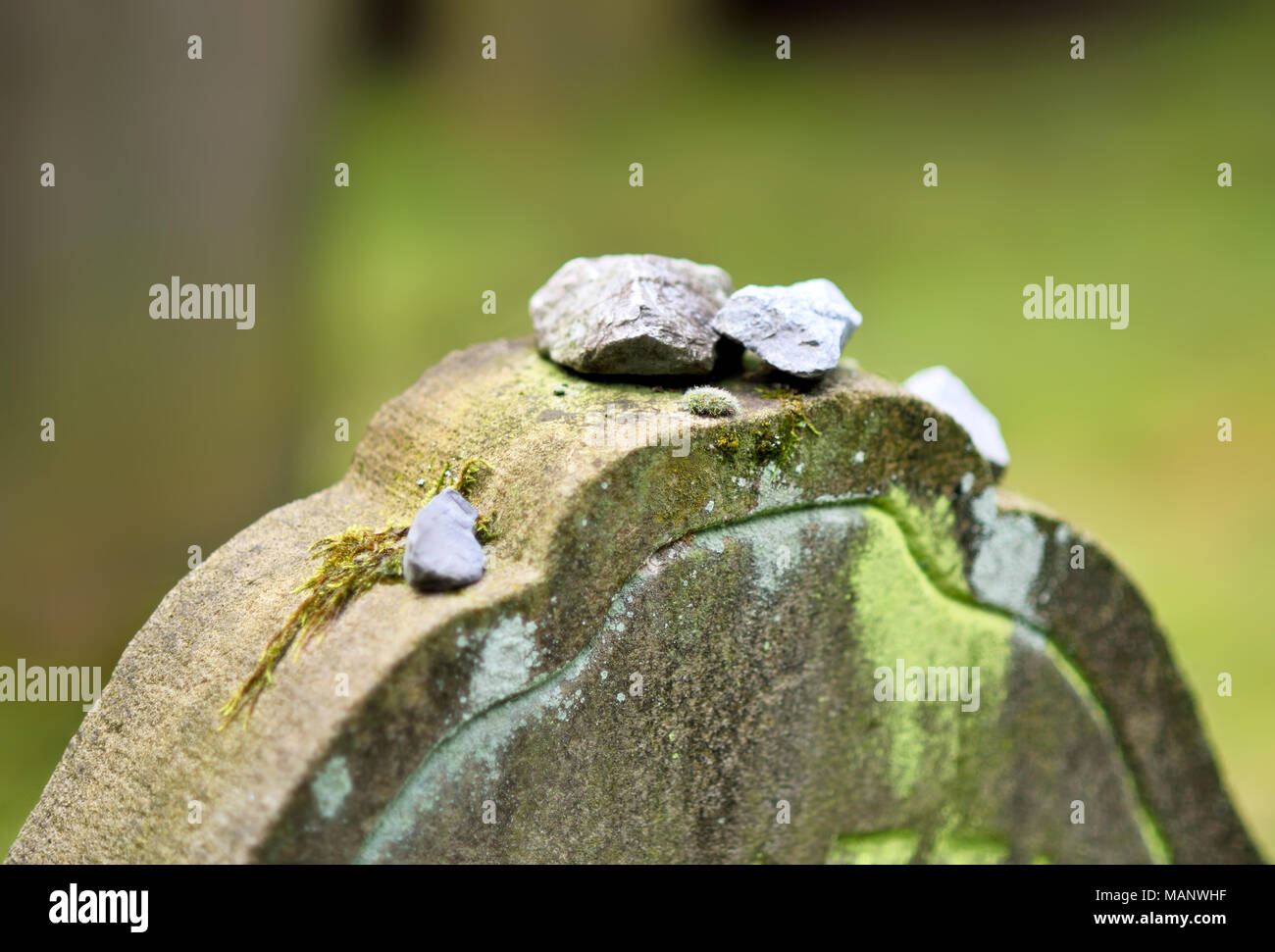 Jüdischer Friedhof mit traditionellen Steinen auf den Grabstein liegend. Jüdische, alten Friedhof, Detail erschossen. Stockfoto