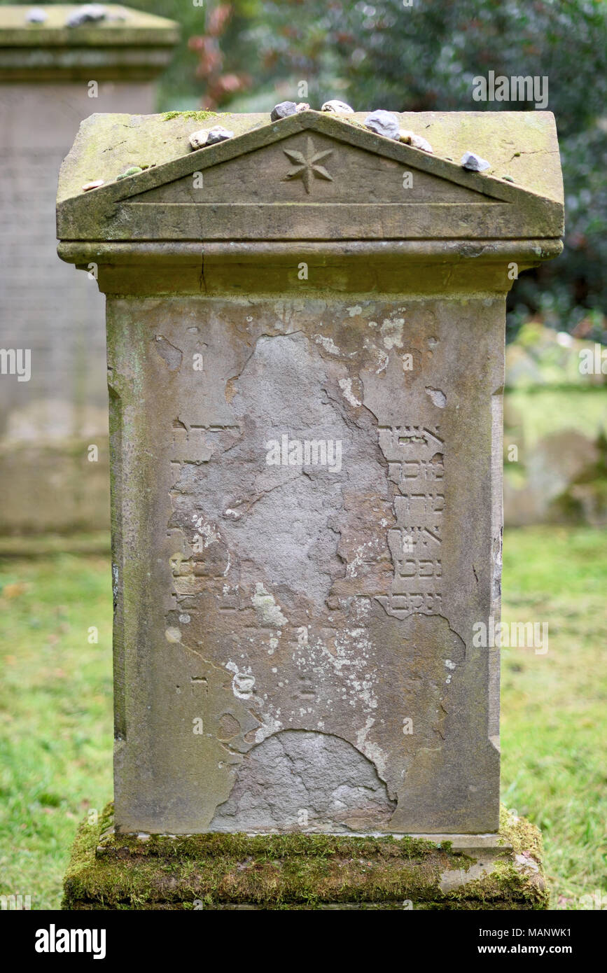 Jüdischer Friedhof mit traditionellen Steinen auf den Grabstein liegend. Jüdische, alten Friedhof, Detail erschossen. Stockfoto