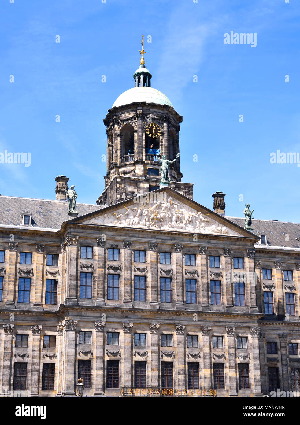 Amsterdam City Hall oder das Rathaus. Detail der Fassade mit blauem Himmel und Sonne. Stockfoto
