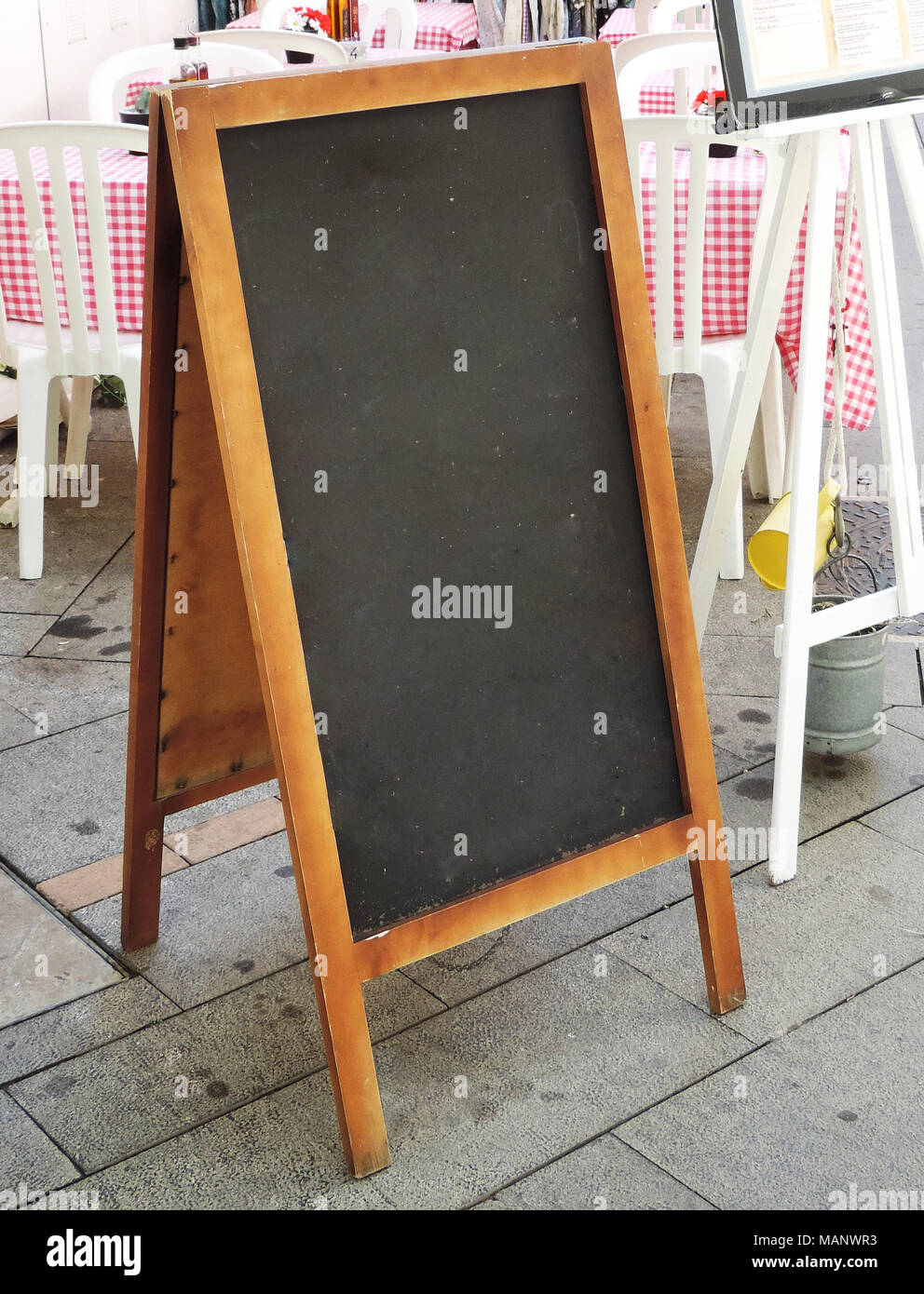 Leeres Menü Namensschild in einem Restaurant. Hölzerne Anzeigentafel oder Tafel vor einem Restaurant mit Leerzeichen. Stockfoto