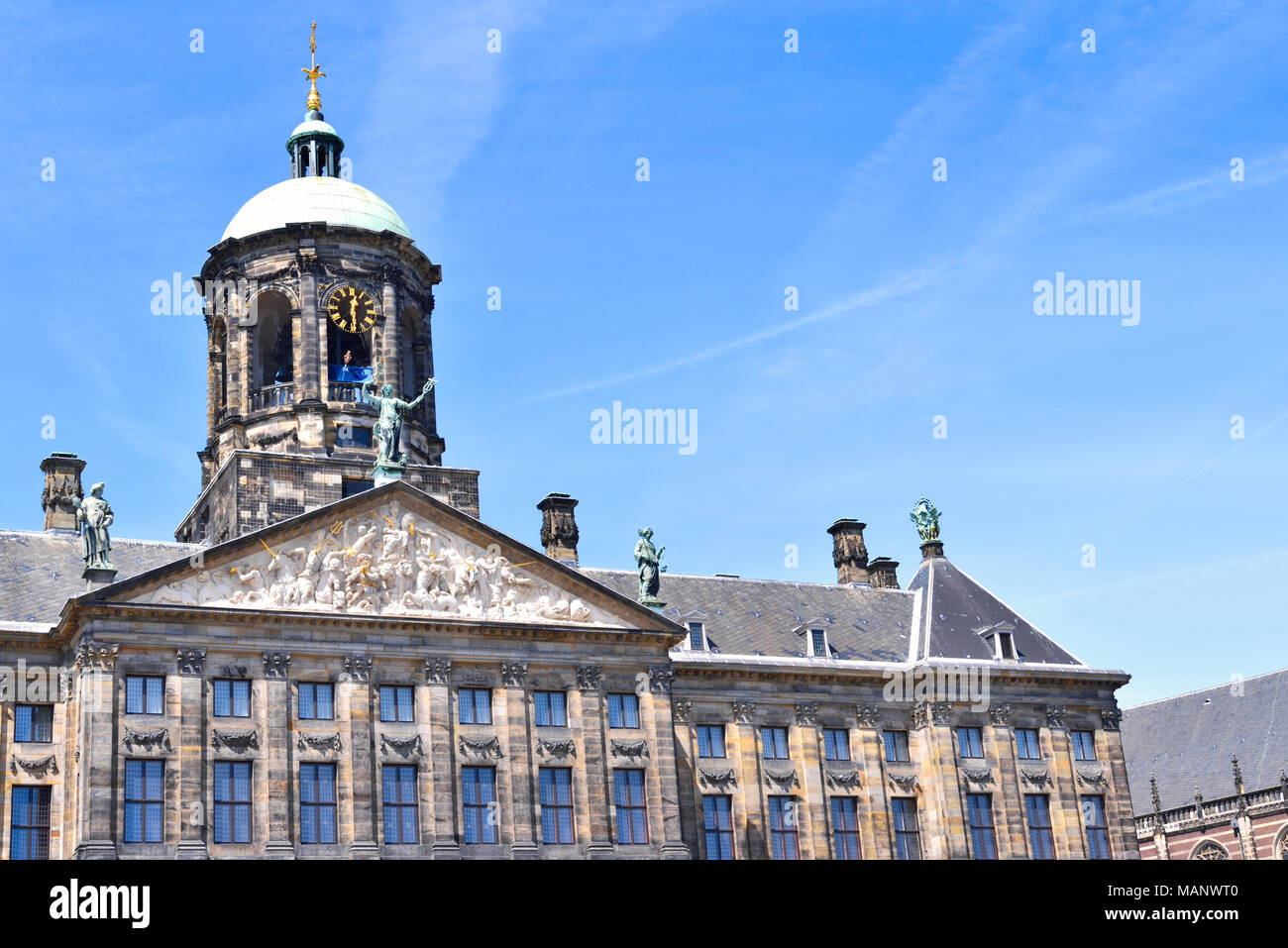 Amsterdam City Hall oder das Rathaus. Detail der Fassade mit blauem Himmel und Sonne. Stockfoto