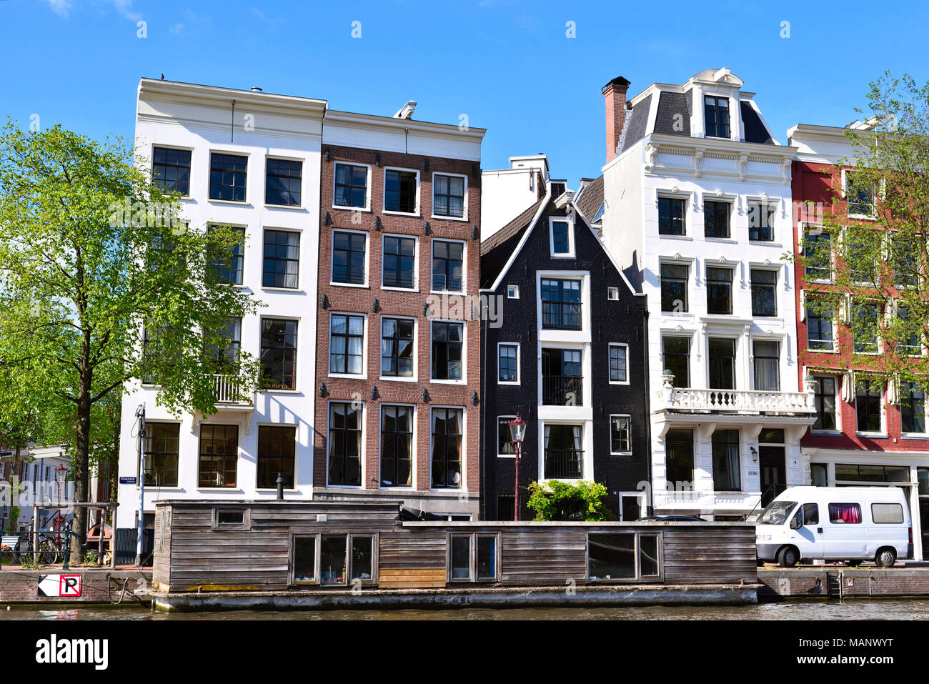 Altes haus Fassade, den Niederlanden. Historische Gebäude Exterieur und strahlend blauer Himmel. Stockfoto