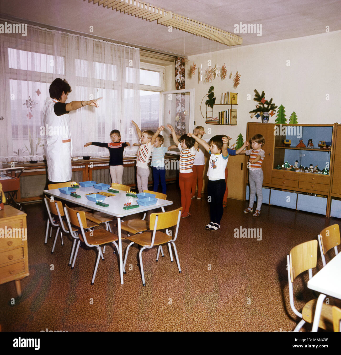 Weimar, DDR, Kindergarten Kinder und Gymnastik machen Gymnastik vor dem Mittagessen Stockfoto