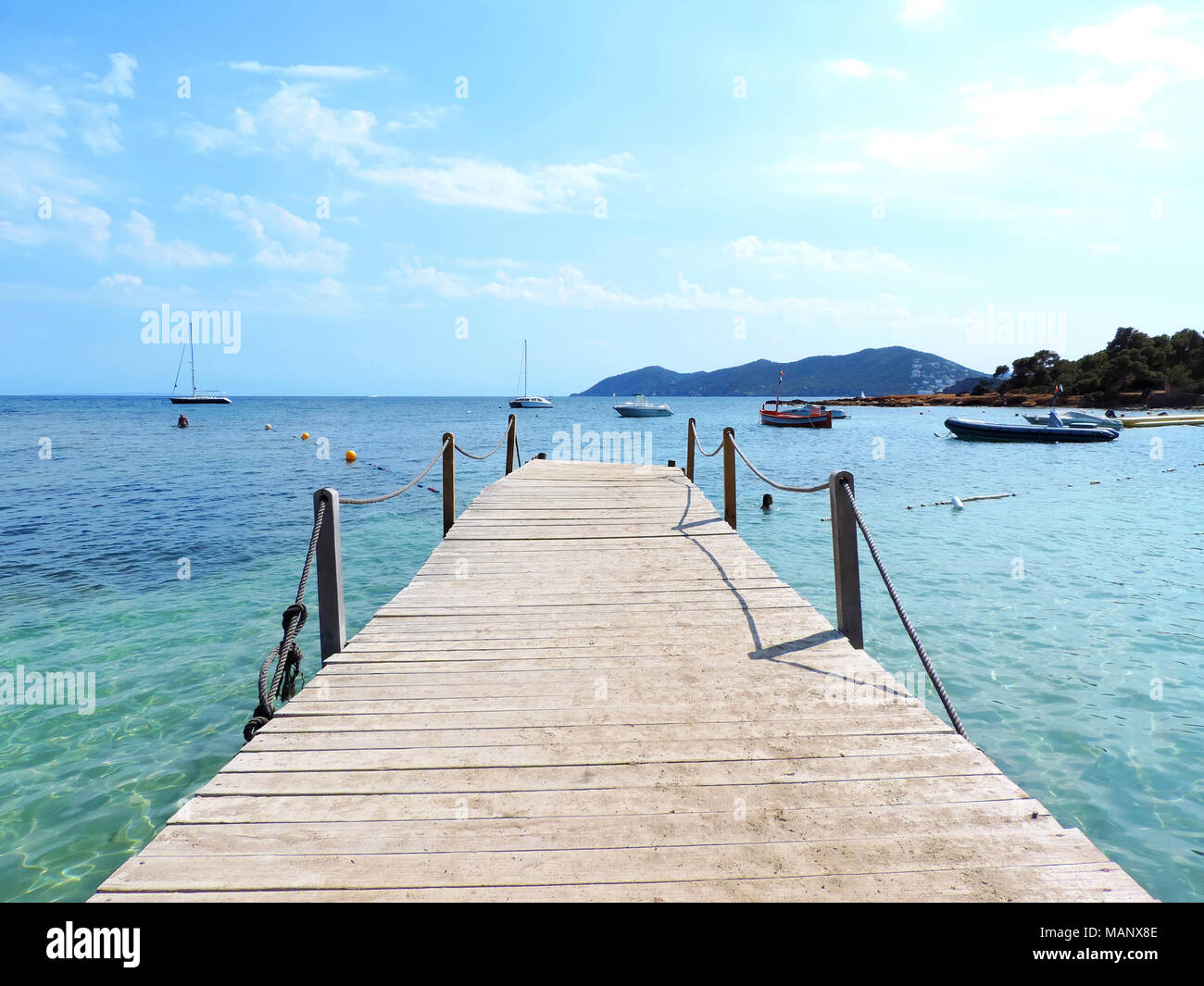 Holzbrücke oder Pier im Meer. Türkisfarbenes Wasser und idyllische Jetty. Stockfoto