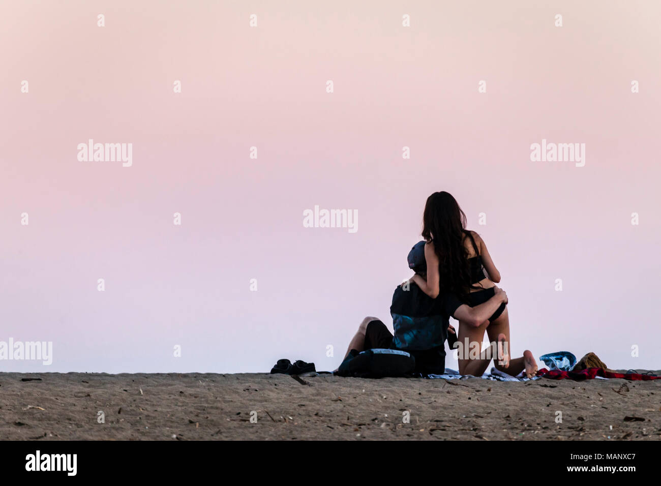 Bestandsbild eines jungen Paares am Strand, das Zuneigung in Ontario, Kanada zeigt Stockfoto