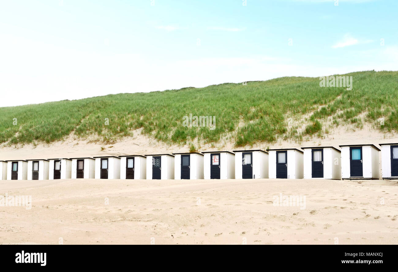 Wunderschön bemalte Strand Hütten oder kleine Häuser auf einen Strand. Strand, Dünen und Sand, Strand Leben oder Sommerferien Szene. Stockfoto
