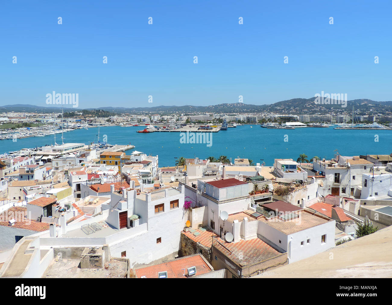 Ibiza Stadt, Ansicht von Salz Vila auf die Marina oder den Hafen. Szene Sommer mit panorama Blick über die Altstadt von Ibiza. Stockfoto