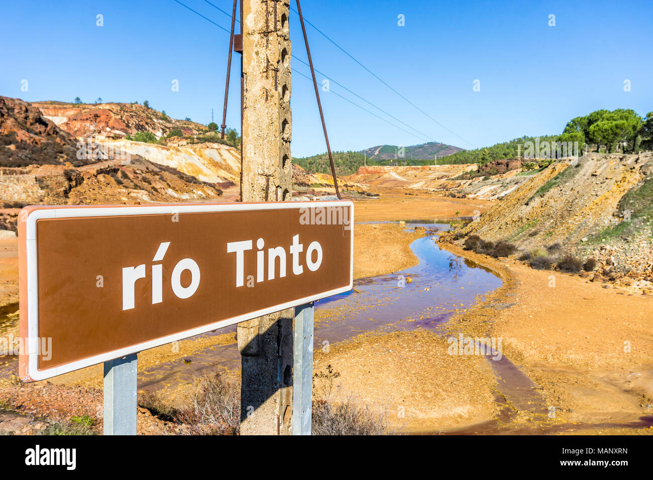 Rio Tinto Hinweisschild mit dem Fluss im Hintergrund, Andalusien, Spanien Stockfoto