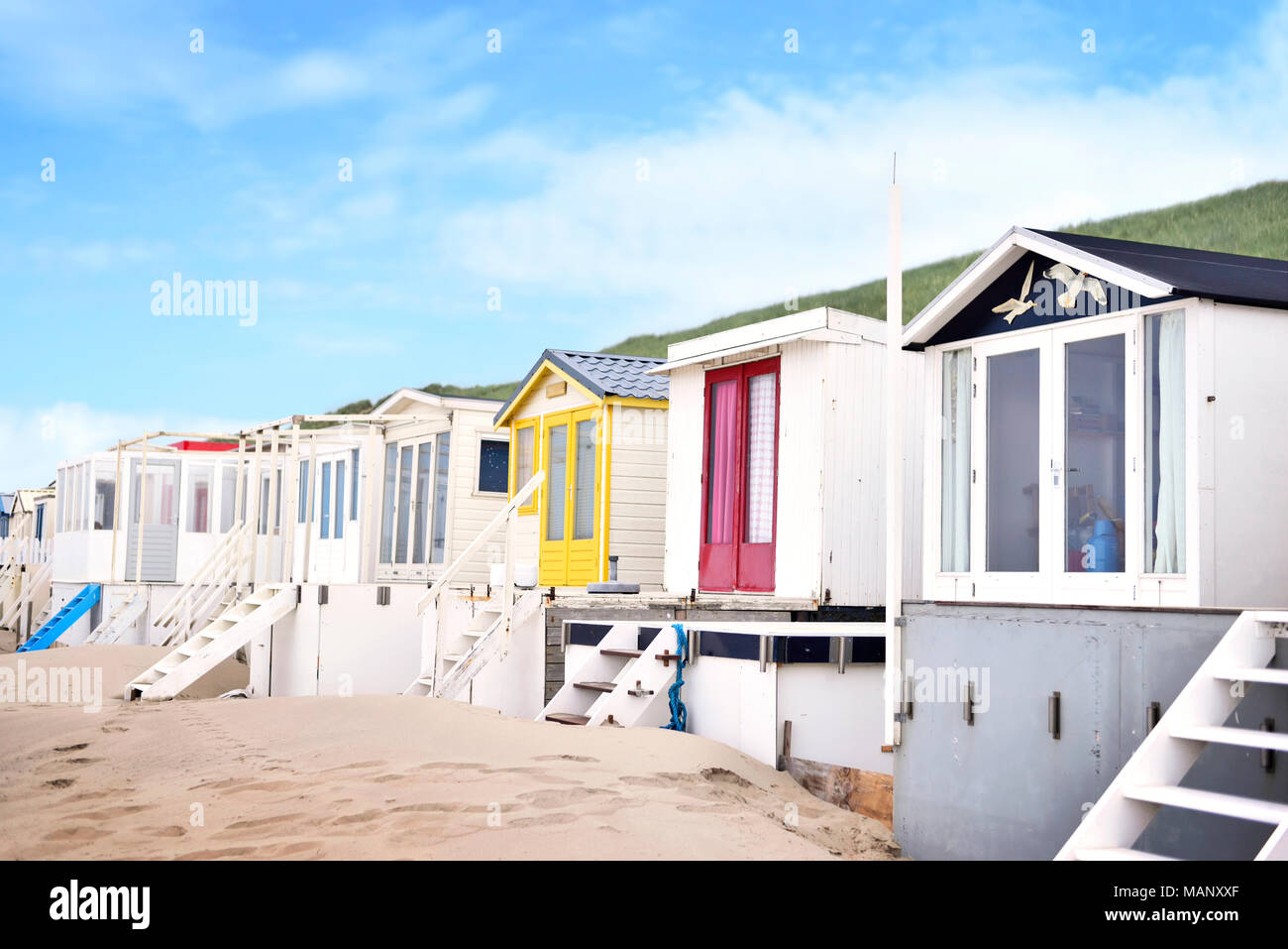 Wunderschön bemalte Strand Hütten oder kleine Häuser auf einen Strand. Strand, Dünen und Sand, Strand Leben oder Sommerferien Szene. Stockfoto