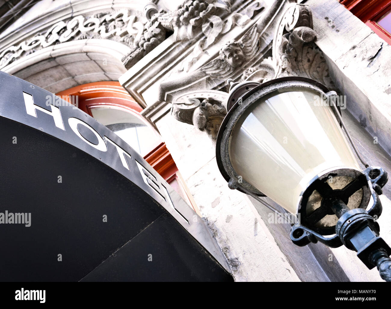 Alte, luxus hotel Eingang, Gebäude von aussen ein altes Hotel mit eleganten Haus Fassade. Stockfoto