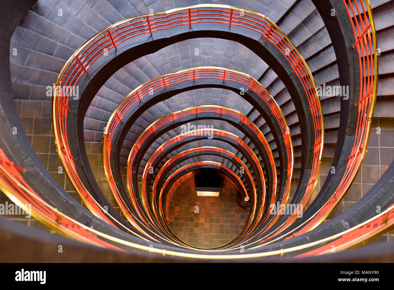 Elegante Spirale Schritte oder Wendeltreppe im Inneren eines Hauses oder Gebäudes. Alte Treppe. Stockfoto