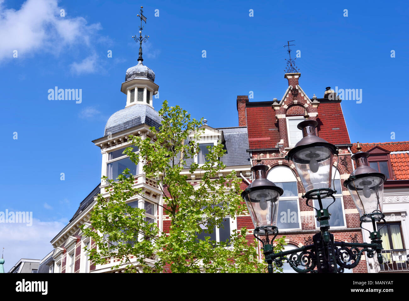 Altes haus Fassade, den Niederlanden. Historische Gebäude Exterieur und strahlend blauer Himmel. Stockfoto