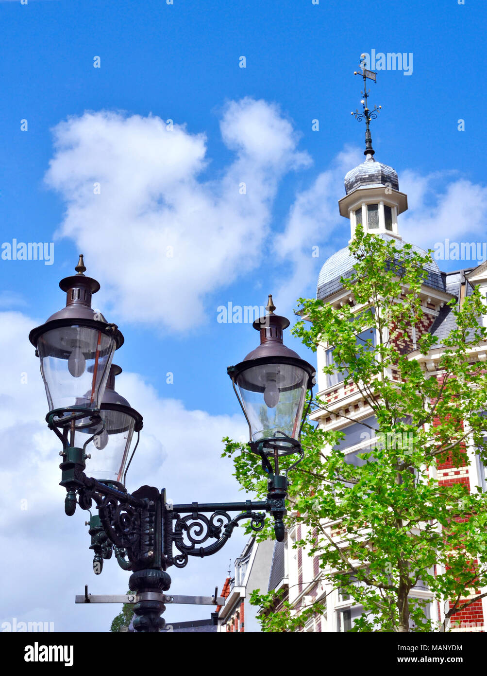 Altes haus Fassade, den Niederlanden. Historische Gebäude Exterieur und strahlend blauer Himmel. Stockfoto