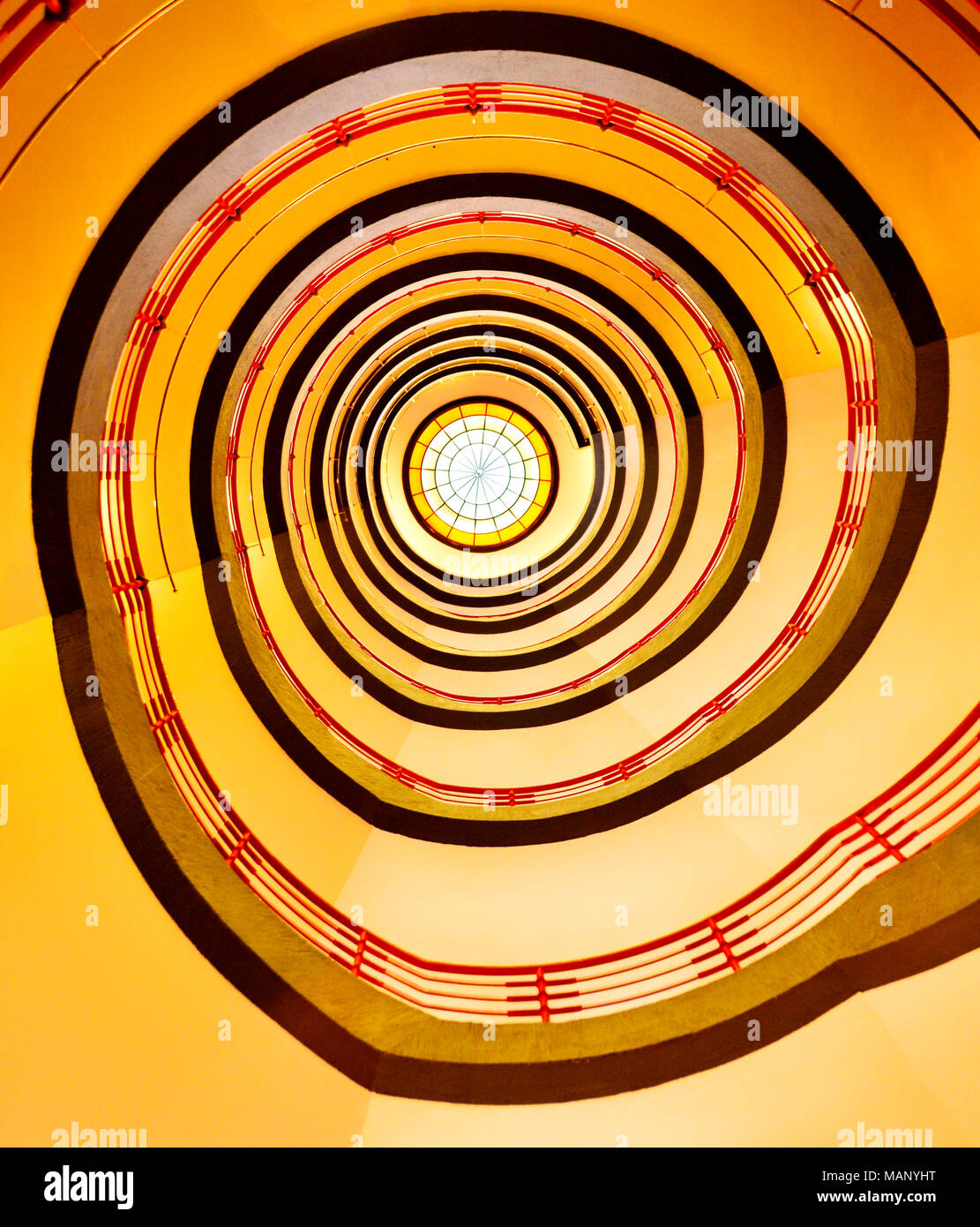 Elegante Spirale Schritte oder Wendeltreppe im Inneren eines Hauses oder Gebäudes. Alte Treppe. Stockfoto