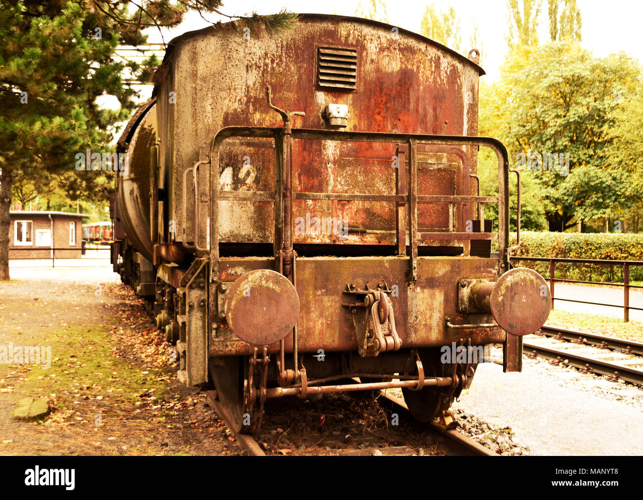 Alte Bahn Wagen an einem verlassenen Bahnhof. Stockfoto