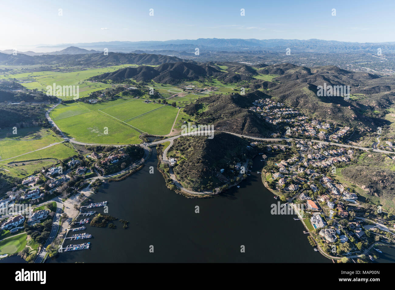 Luftaufnahme des Lake Sherwood, Hidden Valley und die Santa Monica Mountains in der Nähe von Malibu, Westlake Village und Thousand Oaks California. Stockfoto