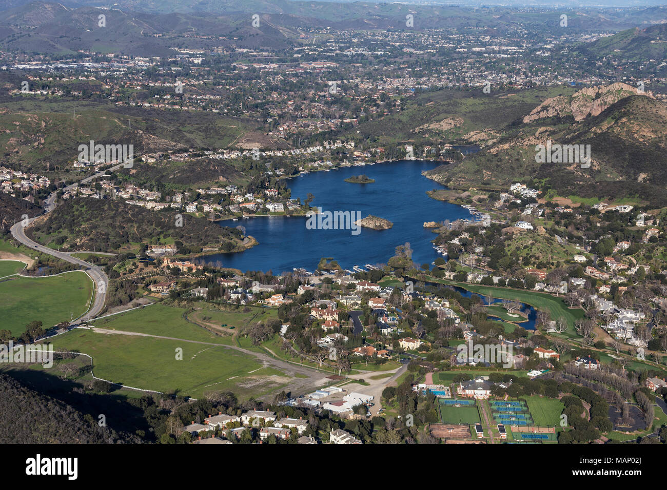 Luftaufnahme des Lake Sherwood in Hidden Valley in der Nähe von Westlake Village, Malibu und tausend Eichen in Ventura County in Kalifornien. Stockfoto