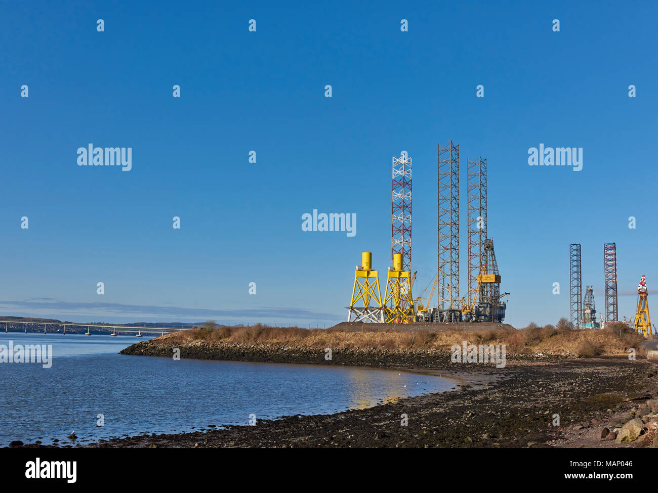 Das südliche Ende von Dundee Port aus dem grasbewachsenen Strand ...