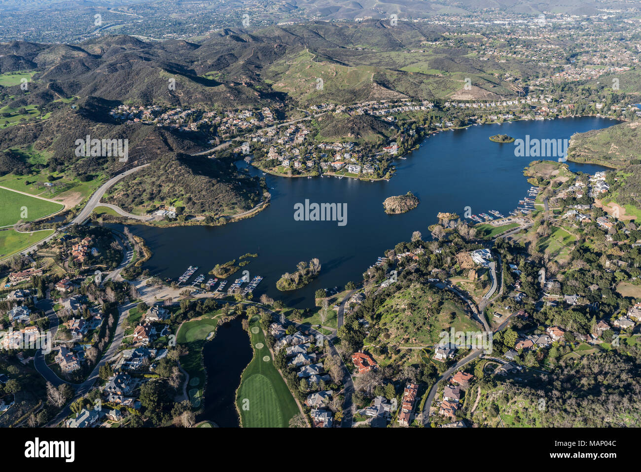 Luftbild des malerischen Lake Sherwood und tausend Eichen in Ventura County, Kalifornien. Stockfoto
