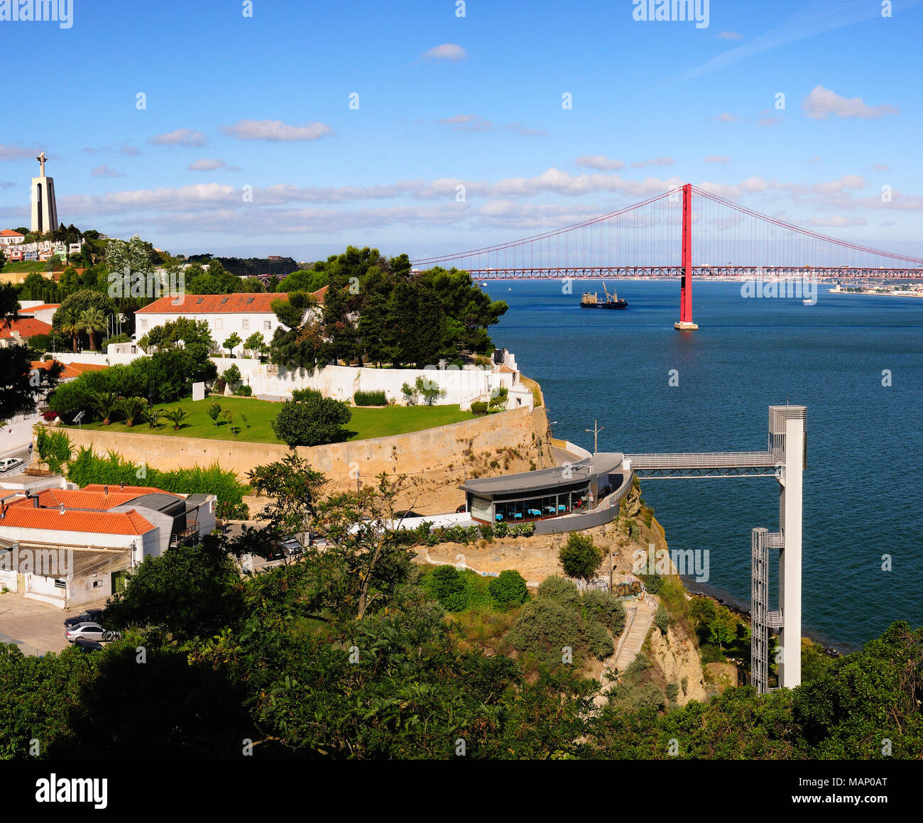 Almada und den Tejo mit am 25. April. Lissabon, Portugal Stockfoto