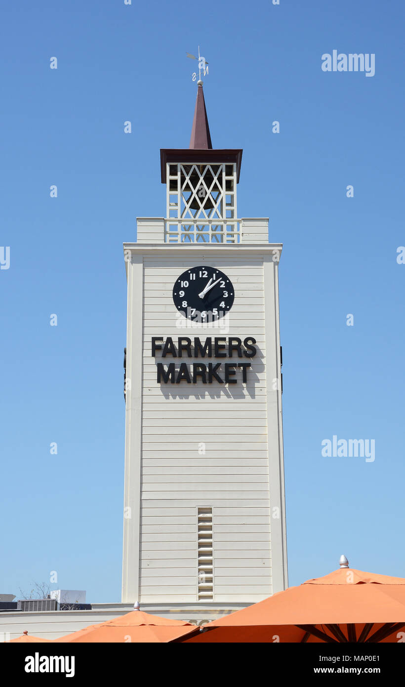 LOS ANGELES - 28. MÄRZ 2018: Farmers Market Clock Tower. Erstmals im Juli 1934 eröffnet, es ist ein historisches Wahrzeichen von Los Angeles und riesige touristische Attraktion Stockfoto