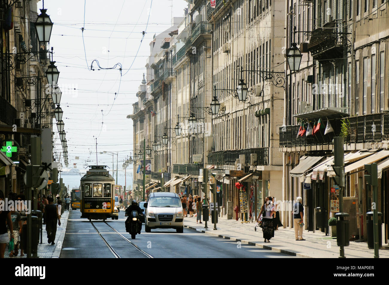 Die Altstadt (Baixa) mit Straßenbahnen in Lissabon. Portugal Stockfoto