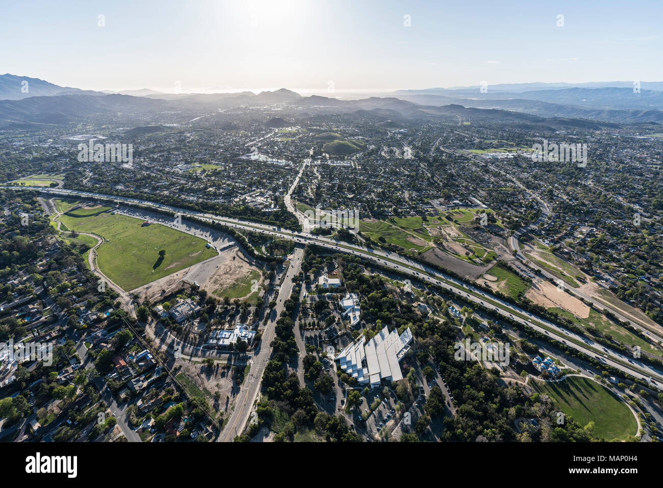 Luftaufnahme von Route 23 Autobahn auf janss Straße in einem Vorort von tausend Eichen in der Nähe von Los Angeles, Kalifornien. Stockfoto